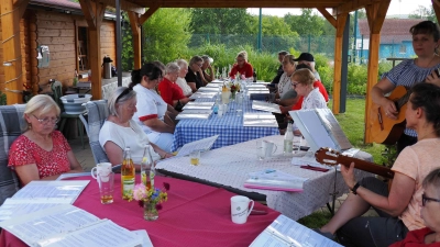 Die Bewohner des Caritasheimes und die Vereinsmitglieder beim gemeinsamen Singen. (Bild: Gerd Neumann)