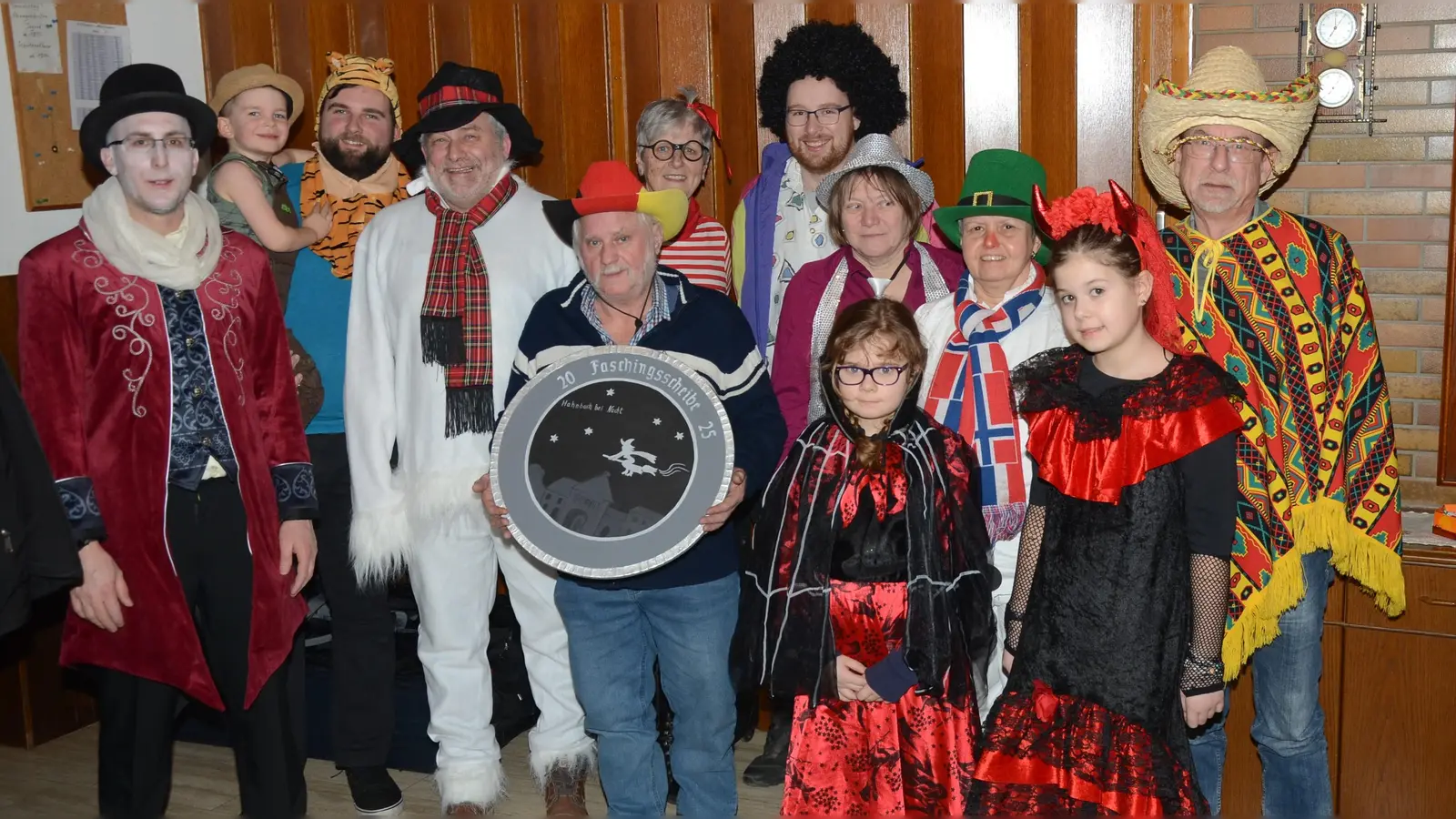 Die Faschingsnarren mit Scheibengewinner Johann Siegert in der Mitte (Bild: Erwin Kolb)