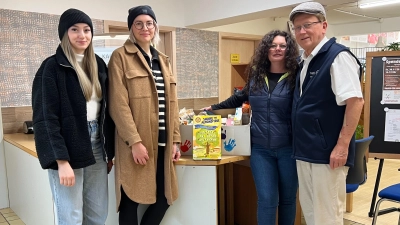 Theresa Kriechenbauer (Stellvertretende Einrichtungsleitung der Johanniter-Kinderkrippe), Marie Barone (Einrichtungsleitung der Johanniter-Kinderkrippe), Diana Hermann (Mitglied der Tafel), Reiner Sindesberger (Mitglied der Tafel).<br> (Bild: Matthias Walk)