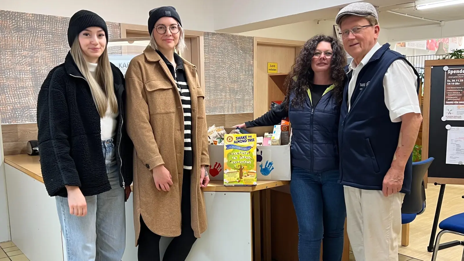 Theresa Kriechenbauer (Stellvertretende Einrichtungsleitung der Johanniter-Kinderkrippe), Marie Barone (Einrichtungsleitung der Johanniter-Kinderkrippe), Diana Hermann (Mitglied der Tafel), Reiner Sindesberger (Mitglied der Tafel).<br> (Bild: Matthias Walk)