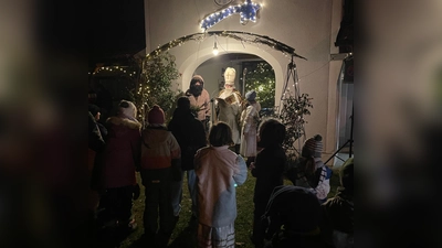 Nikolaus hat für jedes Kind was dabei. (Bild: Peter Schießl)