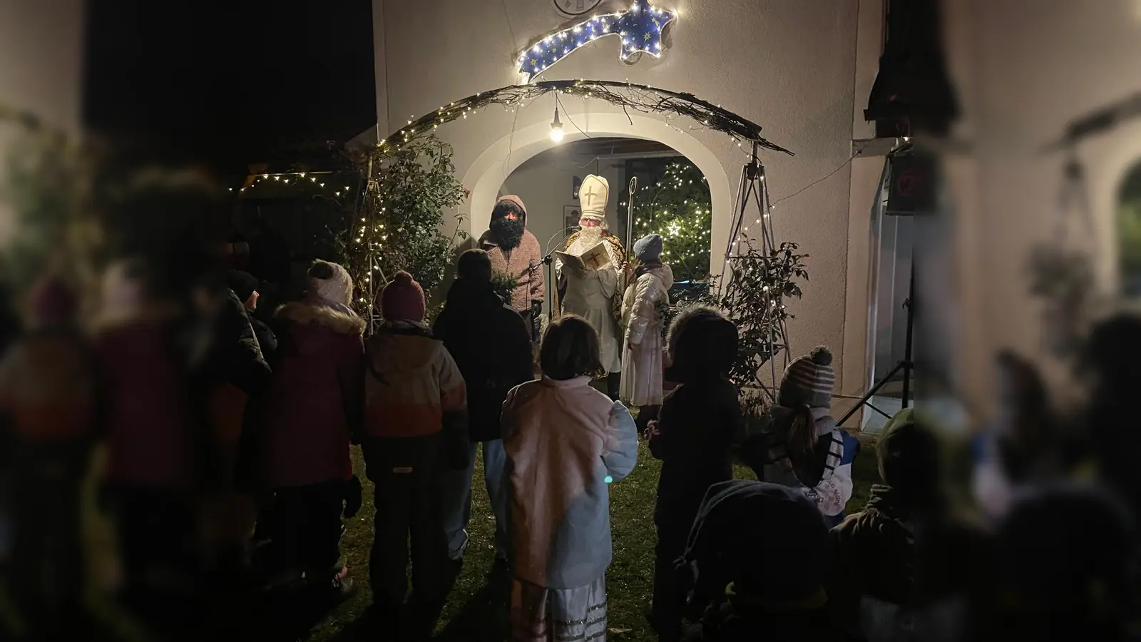 Nikolaus hat für jedes Kind was dabei. (Bild: Peter Schießl)