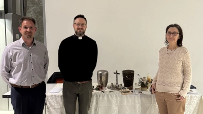 Bestatter Dominik Weiß aus Illschwang zusammen mit Pfarrer Johannes Arweck und Religionspädagogin Waltraud Geitner. (Bild: Carolin Streller)