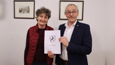 Riedens Seniorenbeauftragte Marga Kraus stellt das diesjährige Seniorenprogramm bei Bürgermeister Erwin Geitner für Frühjahr und Sommer des Marktes Rieden vor. (Bild: Michael Rabenhofer)