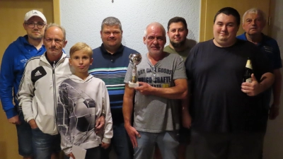 Michael Sticht (4.v.li) und Dieter Schenkl (5.v.li) hießen die Gewinner des diesjährigen Preiswattens iin Grünlas. (Bild: Josef Söllner)