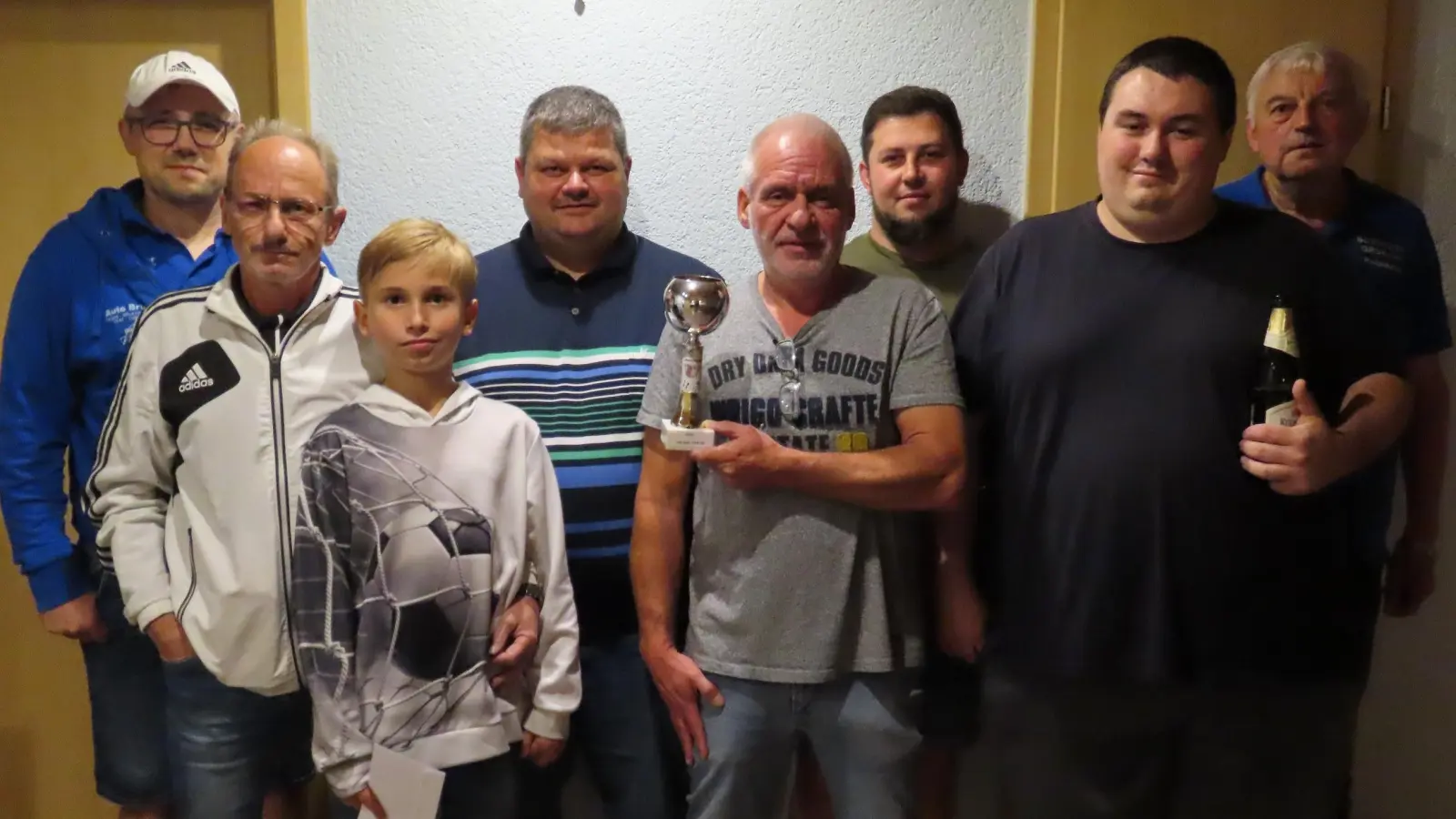 Michael Sticht (4.v.li) und Dieter Schenkl (5.v.li) hießen die Gewinner des diesjährigen Preiswattens iin Grünlas. (Bild: Josef Söllner)