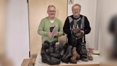Vorstandsmitglied Michael Hochholdinger und Ehrenvorsitzender Herbert Eckl (von links) bei der Schuhannahme im Pfarrheim (Bild: Doris Müller)
