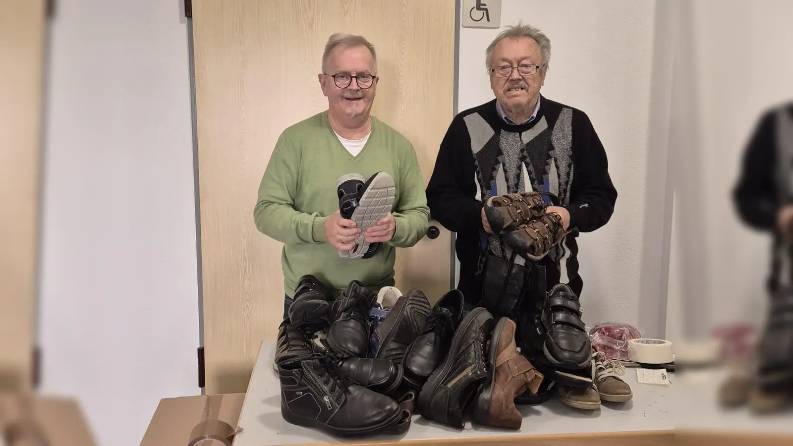 Vorstandsmitglied Michael Hochholdinger und Ehrenvorsitzender Herbert Eckl (von links) bei der Schuhannahme im Pfarrheim (Bild: Doris Müller)