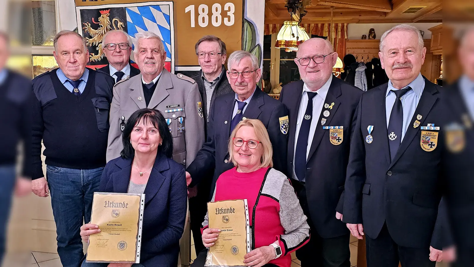 Zum Erinnerungsbild stellte sich die kommissarische Vorstandschaft mit den Geehrten der Kameradschaft 1883.  (Bild: Peter Ertl)