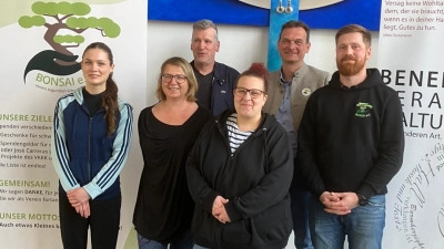 Die Mitwirkenden der MuT-Benefizveranstaltung. Von links: Tänzerin Marlene Götz, Textleserin Dr. Barbara Neuber, Organisator und Textleser Wolfgang Göldner, Sängerin Michaela Mention, Schirmherr und Gastgeber Bürgermeister Ernst Schicketanz, Vertreter der Vorstandschaft von Bonsai e.V. Julian Bäumler (Bild: Julian Bäumler)