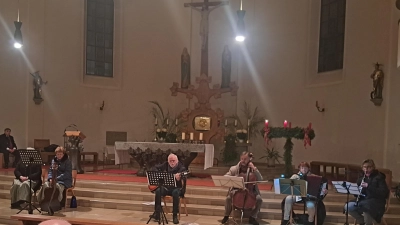 Josef Sterr mit Josefshofer Hausg'sang und Stubenmusi Schowiedanei (Bild: Inge Kellermann)