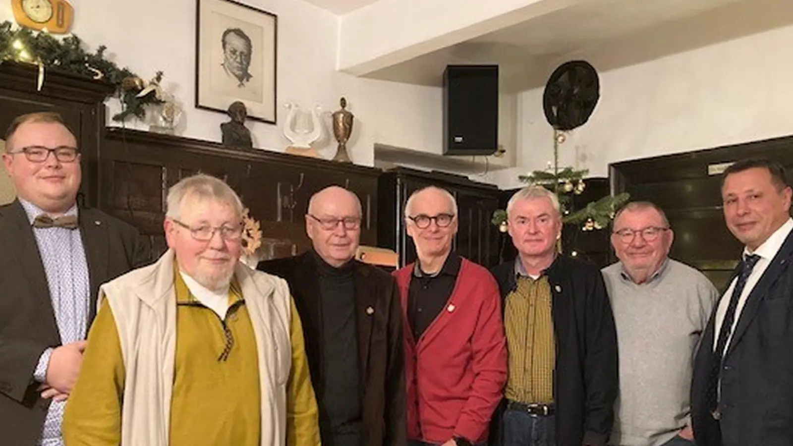 Stellvertretender Vorsitzender Werner Ponnath, Schriftführer Manfred Pleier (von rechts) sowie Chorleiter Sebastian Ponnath dankten Heinz Petri, Anton Schinner, Eugen Ponnath und Thomas Bartmann (von links) für ihre Verbundenheit zum Chorgesang. (Bild: Manfred Pleier/exb)