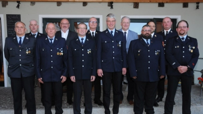 Das sind die Geehrten der Freihunger Feuerwehren, zusammen mit Vertretern der Politik und der Feuerwehr-Führungsebene. (Bild: Joachim Gebhardt)
