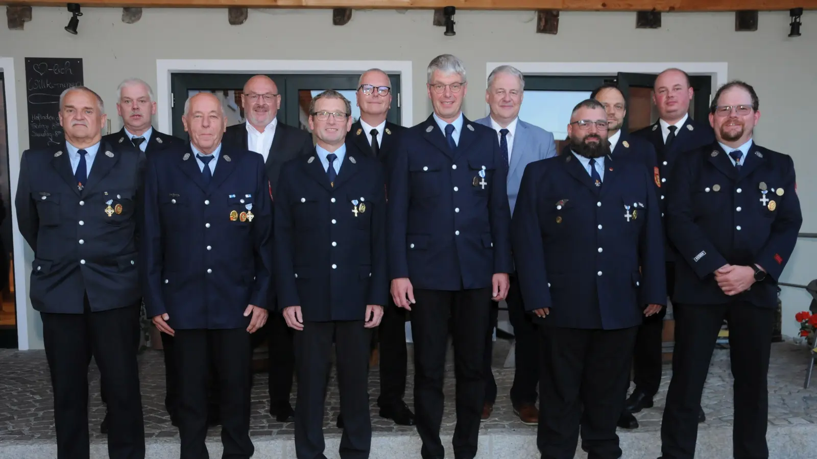 Das sind die Geehrten der Freihunger Feuerwehren, zusammen mit Vertretern der Politik und der Feuerwehr-Führungsebene. (Bild: Joachim Gebhardt)