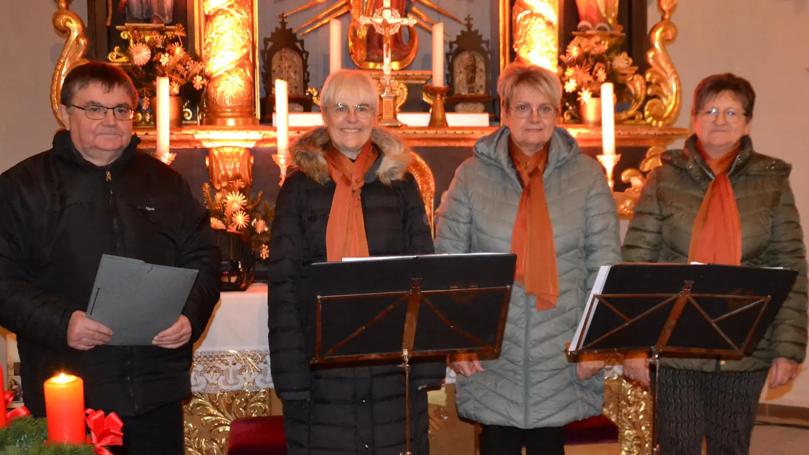 Mit großem Applaus wurde Max Frischholz für seinen großartigen Vortrag in Oberpfälzer Mundart sowie den Eslarner Dreigesang mit Angelika Wild, Monika Lindner und Martina Brenner (von links) mit ihren hervorragenden Stimmen gedankt. (Bild: Peter Garreiss)