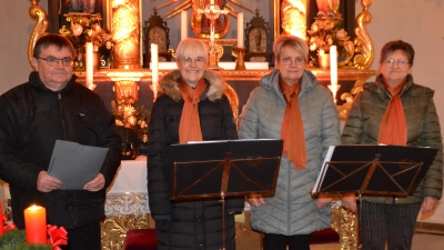 Mit großem Applaus wurde Max Frischholz für seinen großartigen Vortrag in Oberpfälzer Mundart sowie den Eslarner Dreigesang mit Angelika Wild, Monika Lindner und Martina Brenner (von links) mit ihren hervorragenden Stimmen gedankt. (Bild: Peter Garreiss)