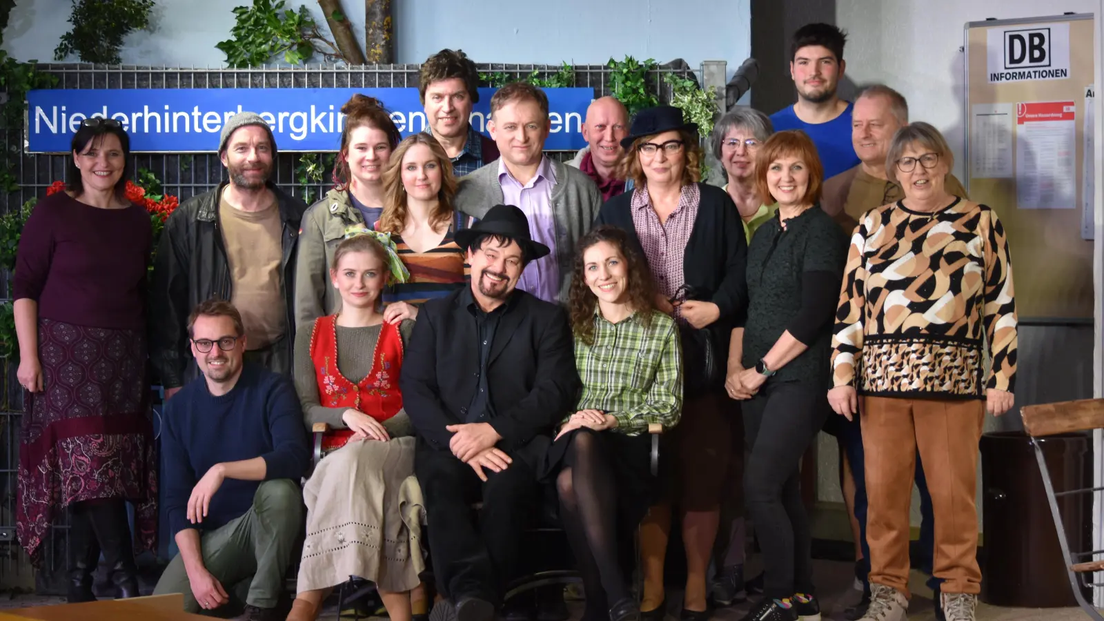 Gruppenfoto vom Stück „Gleisgeisterei” im Januar 2025 (Bild: Manfred Göttlinger)