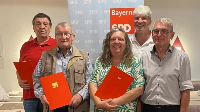 Die geehrten Mitglieder Josef Walz, Leonhard Stiegler, Adelheid Walz mit Kreisvorsitzendem Michael Rischke und Ortsvorsitzenden Georg Söldner (Bild: Evi Teich)