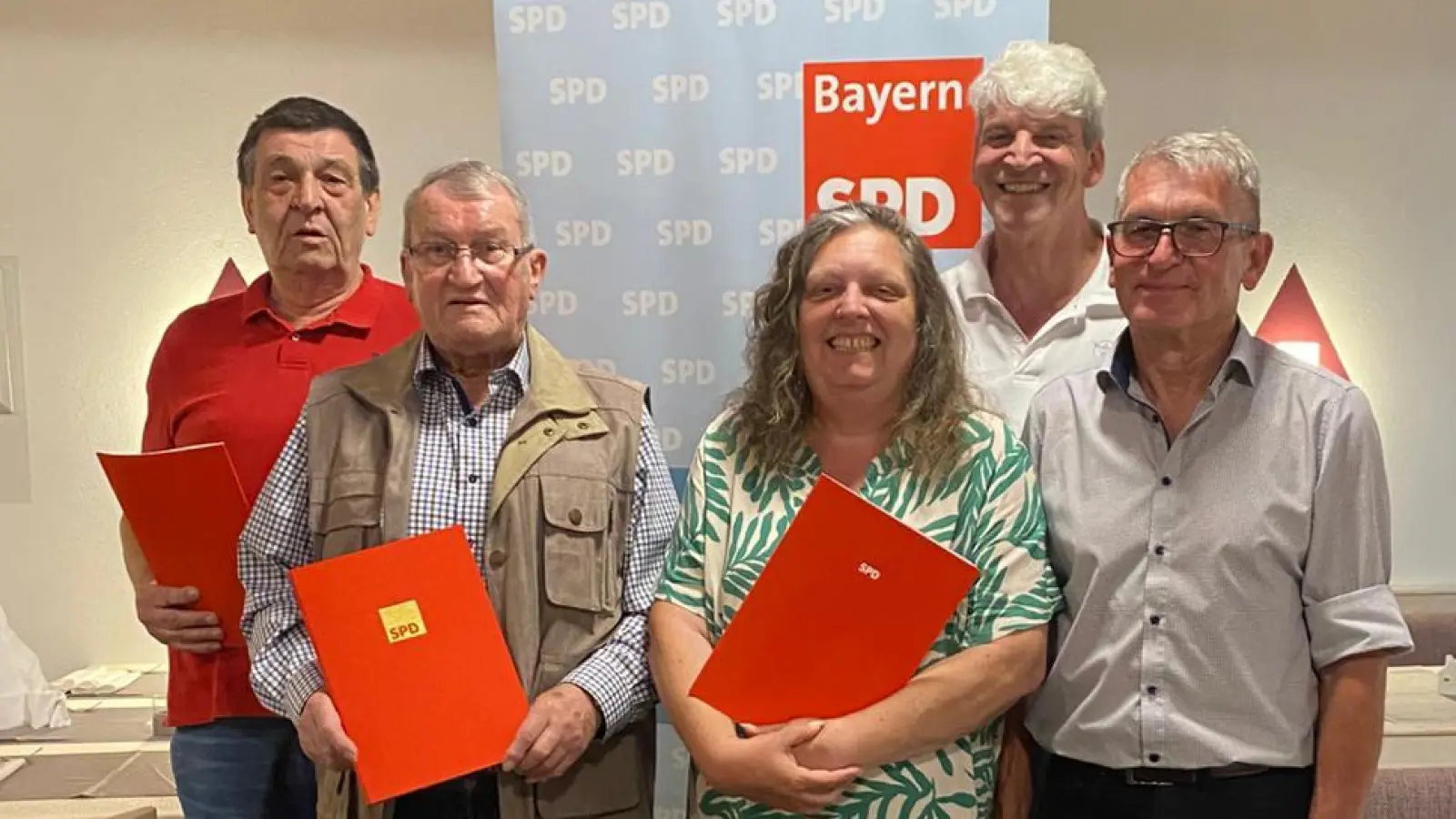 Die geehrten Mitglieder Josef Walz, Leonhard Stiegler, Adelheid Walz mit Kreisvorsitzendem Michael Rischke und Ortsvorsitzenden Georg Söldner (Bild: Evi Teich)