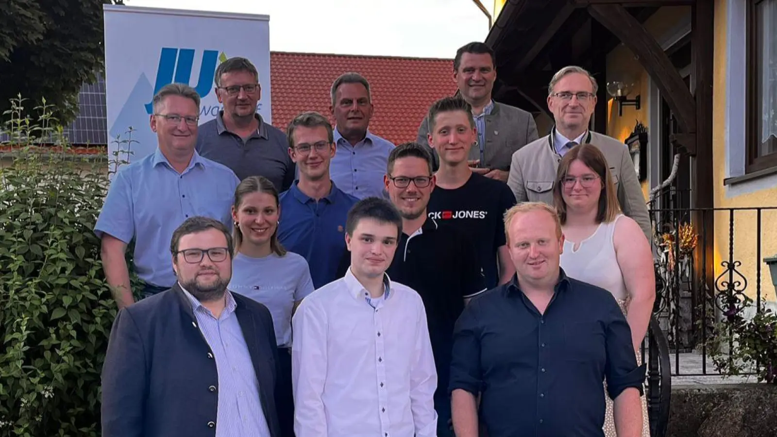 Neugewählte Vorstandschaft der Jungen Union Teunz und Ehrengäste (Bild: Elias Schütz)