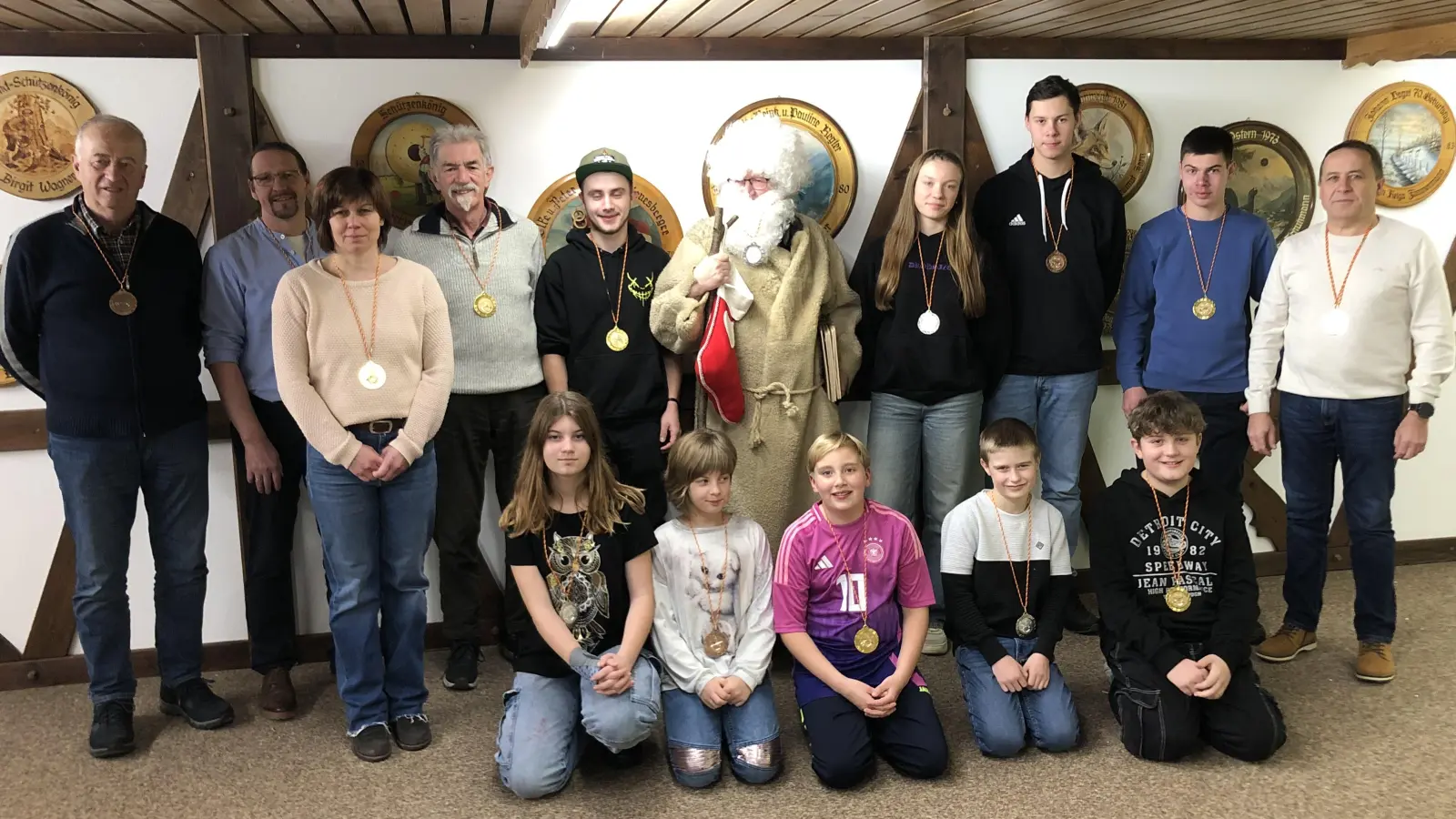 Die Jahresmeister der verschiedenen Disziplinen mit dem Nikolaus. (Bild: Pauline Regler)
