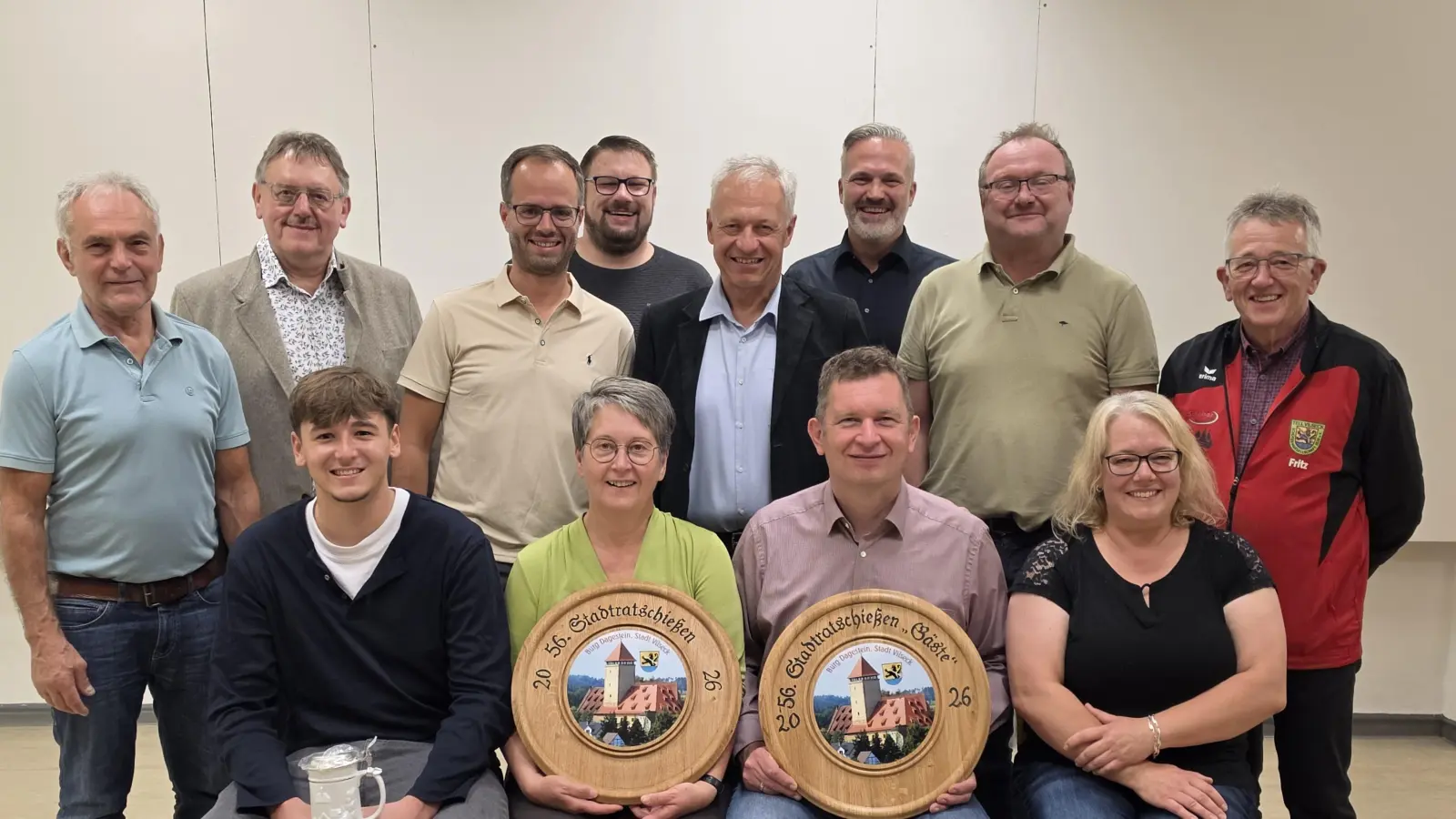 Vorne links nach rechts: Fischer Paul, Krieger Monika, Sachsenhauser Dominik, Schertl Anja. Hinten links nach rechts: Wiesmeth Peter,Schertl Hans - Martin, Rauch Florian, Specht Robert jun., Grädler Thorsten, Mägerl Matthias, König Uwe, Seegerer Fritz. (Bild: Katrin Specht )
