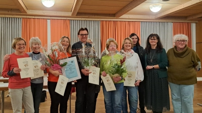 Bürgermeisterkandidatin und FU-Vorsitzende Birgit Barth (2. von rechts) mit den drei Besten (Mitte) und 7 weitere Siegerinnen bis Platz 10 (Bild: Gisela Tirsch)