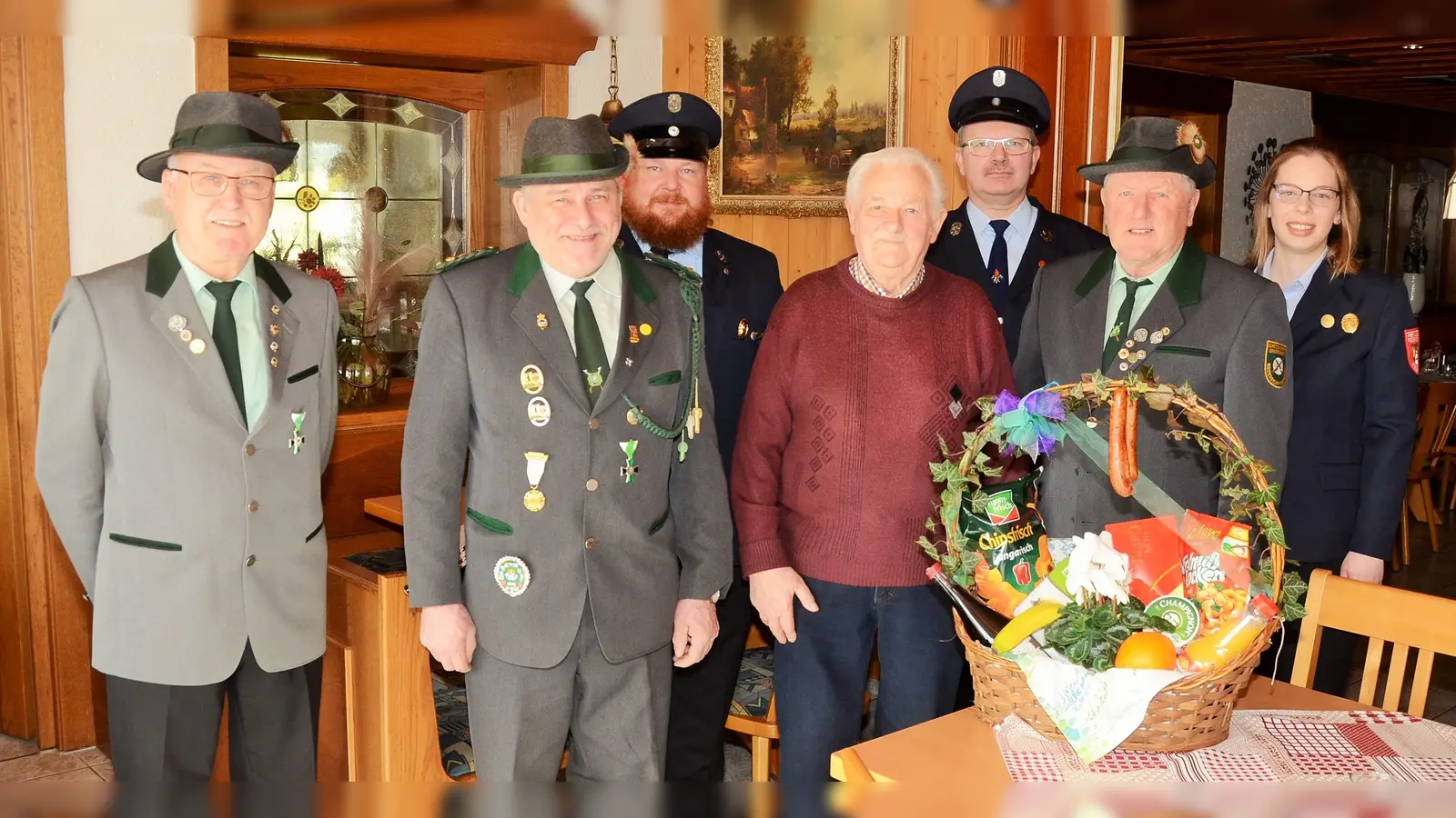 Heinz Faderl, Schützenmeister Werner Grünthaler, Manfred Pilhofer, Robert Schwabe, Günter Pilhofer und Sandra Schuster gratulieren Georg Graf zum Geburtstag. (Bild: Erwin Kolb, KER)