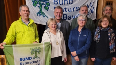 Vlnr: Reinhard Scheuerlein, 2. Vorsitzende Barbara Kindl, Schriftführer und neuer Delegierter zur Landesdelegiertenkonferenz Hans-Jürgen Gmeiner, Kassiererin Sonja Reichold, Vorsitzender Hans Babl, Ersatz-Delegierte (neu) Mathilde Müllner und neuer Kassenprüfer Hubert Weig. (Bild: Gabi Fraunholz)