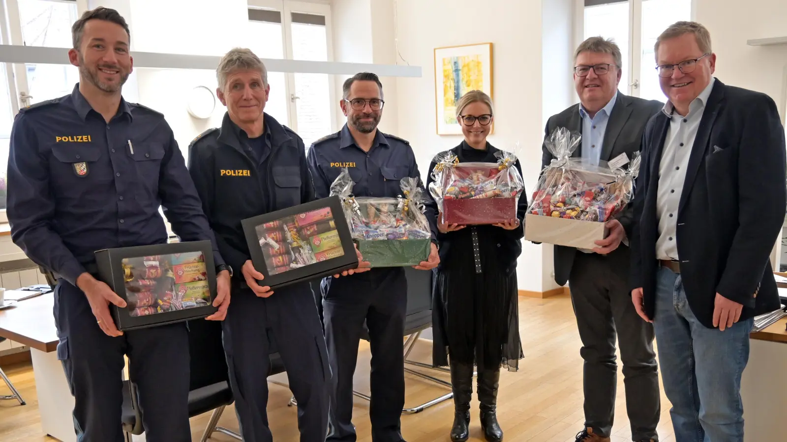 Oberbürgermeister Michael Cerny (rechts) überreicht ein süßes Dankeschön an (von links): Bernd Groß und Günter Grießhammer, stellvertretenden Leiter der Polizeiinspektion Amberg, Jürgen Dodell, Leiter der Polizeiinspektion Amberg, Katja Sonnauer, Geschäftsführerin des Zweckverbands für Rettungsdienst und Feuerwehralarmierung, und Hubert Graf, Kaufmännischer Direktor des Klinikums St. Marien. (Bild: Thomas Graml)