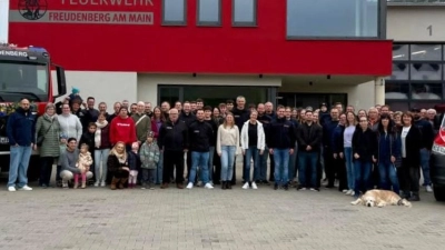 Die Kameradinnen und Kameraden der Feuerwehr Freudenberg am Main und Feuerwehr Freudenberg-Wutschdorf, zwischen den gesegneten Fahrzeugen (Bild: Armin Achstetter)