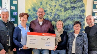 Spendenübergabe von 500 Euro an Susanne Wagner vom Hospiz in Neustadt/WN (Bild: Walter Rustler)