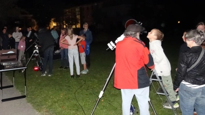 Viele Kinder und Erwachsene schauten durch die Teleskope in den Sternenhimmel (Bild: Norbert Mitlmeier)