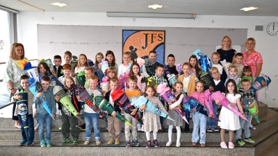 Rektorin Martina Heidner (links) begrüßte zusammen mit den Klassenleiterinnen Katrin Benker und Claudia Böhm-Blasczyk die Erstklässler an der Josef-Faltenbacher-Grundschule. (Bild: Kerstin Kiener)