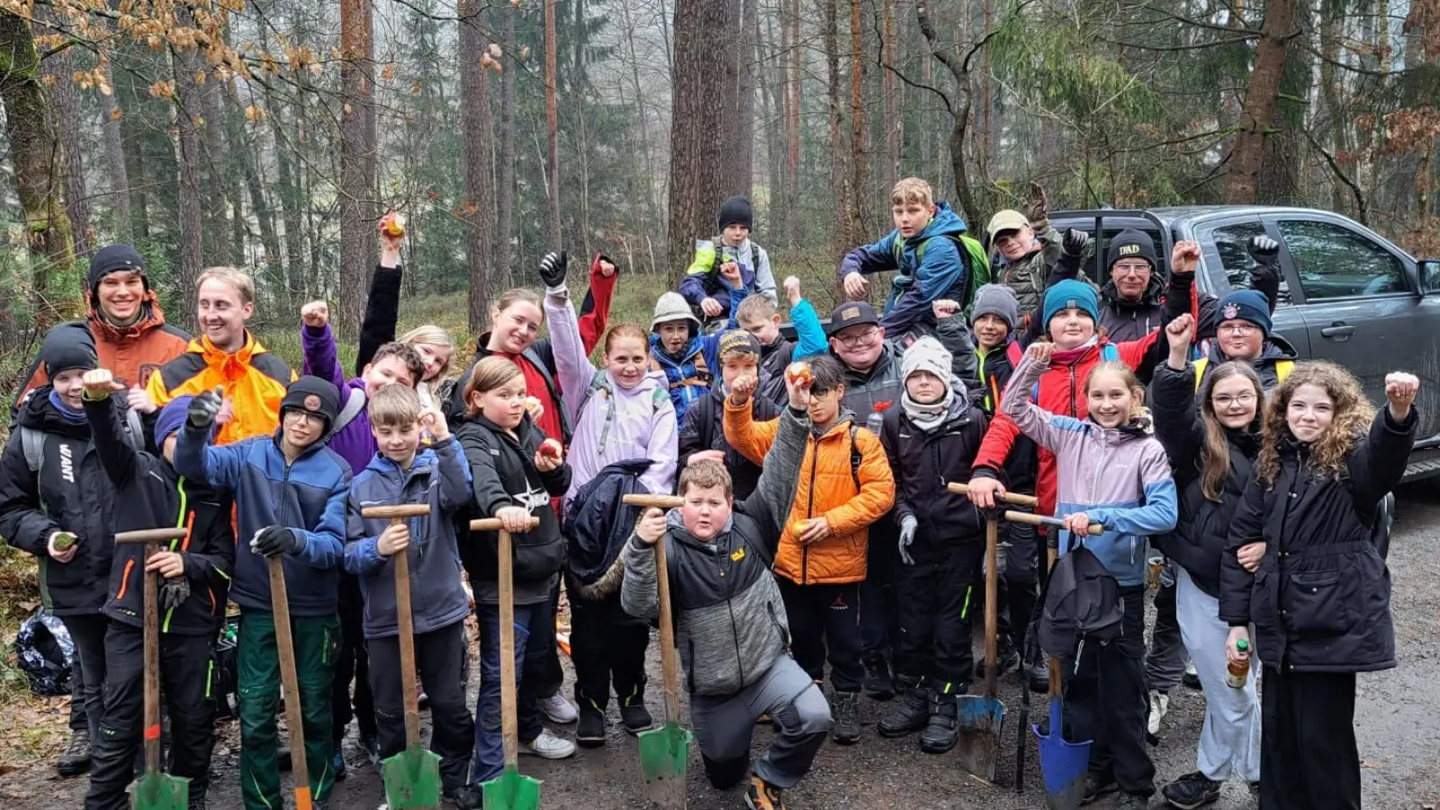 Die Schüler der 5. Klasse freuen sich über die erfolgreiche Pflanzaktion. (Bild: Heidrun Schelzke-Deubzer)