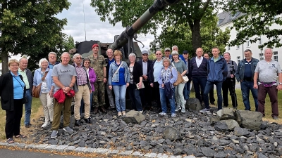 Die 7er-Kameradschaft stattete der Panzerartillereiebataillon 375 in der Major-Radloff-Kaserne einen Besuch ab. OTL Daniel Granisch –mitte- und rechts daneben: Peter Ertl, 1. Vors. 7er-Kameradschaft und 6.von re.: Manfred Hofmann, Ehrenvorsitzender der 7er-Kameradschaft (Bild: Peter Ertl)