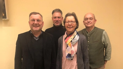 Stadtpfarrer Markus Brunner mit der neuen Kirchenverwaltung (von links): Markus Brunner, Christian Beck, Angelika Wallner und Michael Graubmann. (Bild: Christine Graubmann)