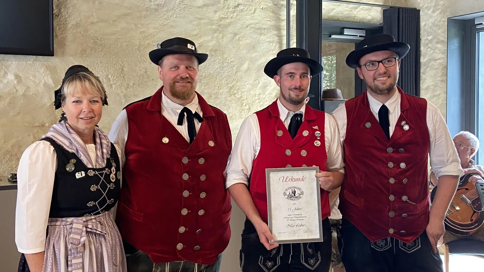 Vortänzerin Sabine Guttenberger, Vorstand Andreas Pirner und Jugendleiter Toni Stollner ehrten Nico Luber (zweiter von rechts).  (Bild: Uwe Guttenberger)