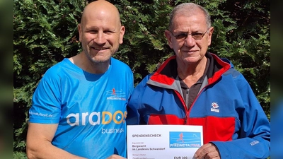 Tom Hölzl und Dieter Güll bei der Scheckübergabe (Bild: Dieter Güll)