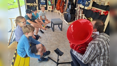 Im Musiktruck wurden alle Instrumente erklärt und von den Kindern mit Begeisterung ausprobiert. (Bild: Jessica Müller)