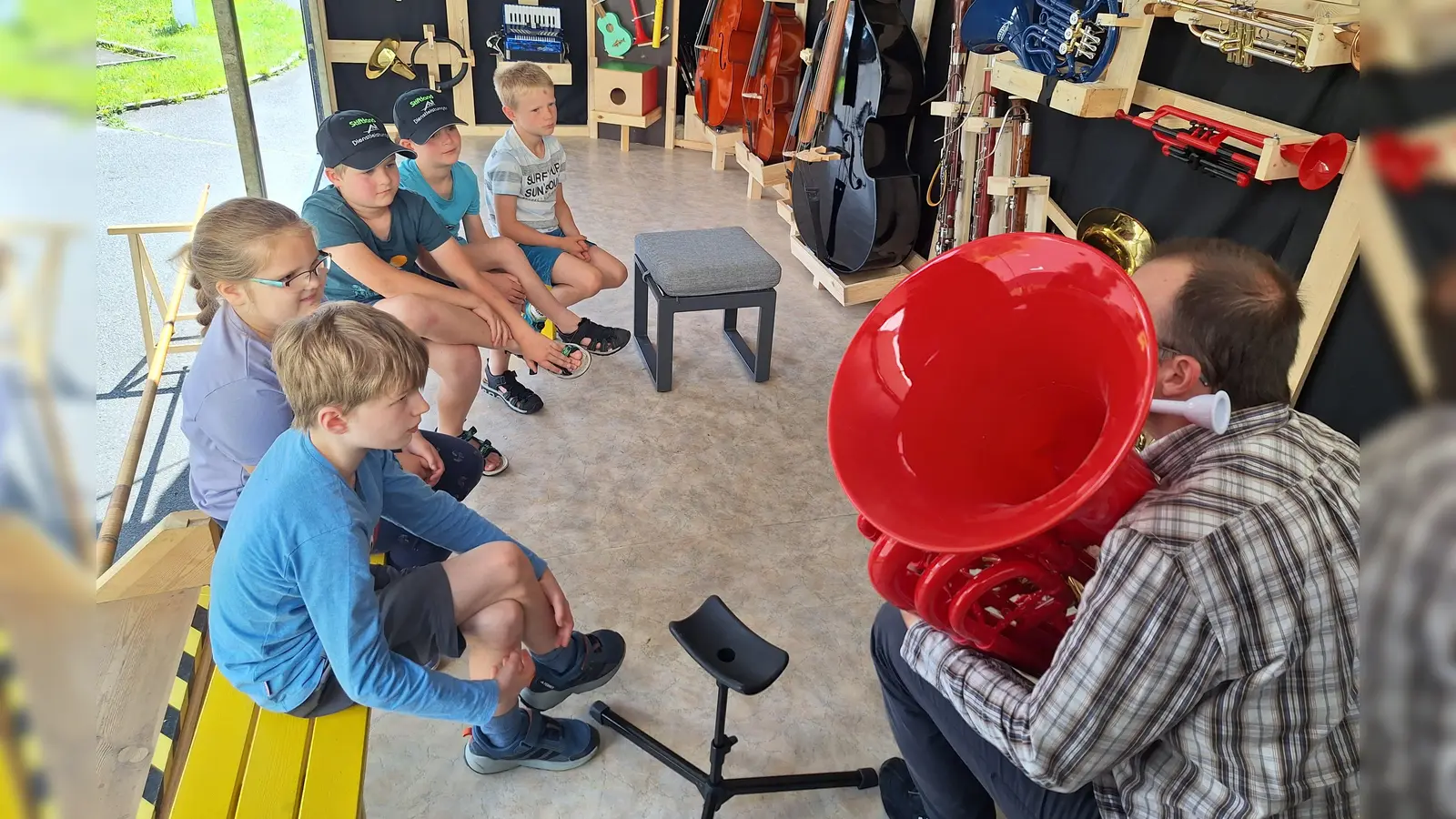 Im Musiktruck wurden alle Instrumente erklärt und von den Kindern mit Begeisterung ausprobiert. (Bild: Jessica Müller)