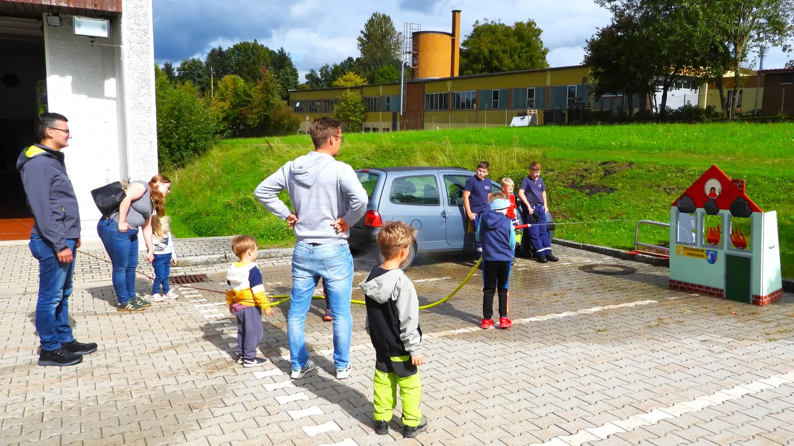 Mit der Kübelspritze hölzerne Flammen „löschen“ machte sichtlich Spaß. (Bild: Manfred Rudolf Stangl)