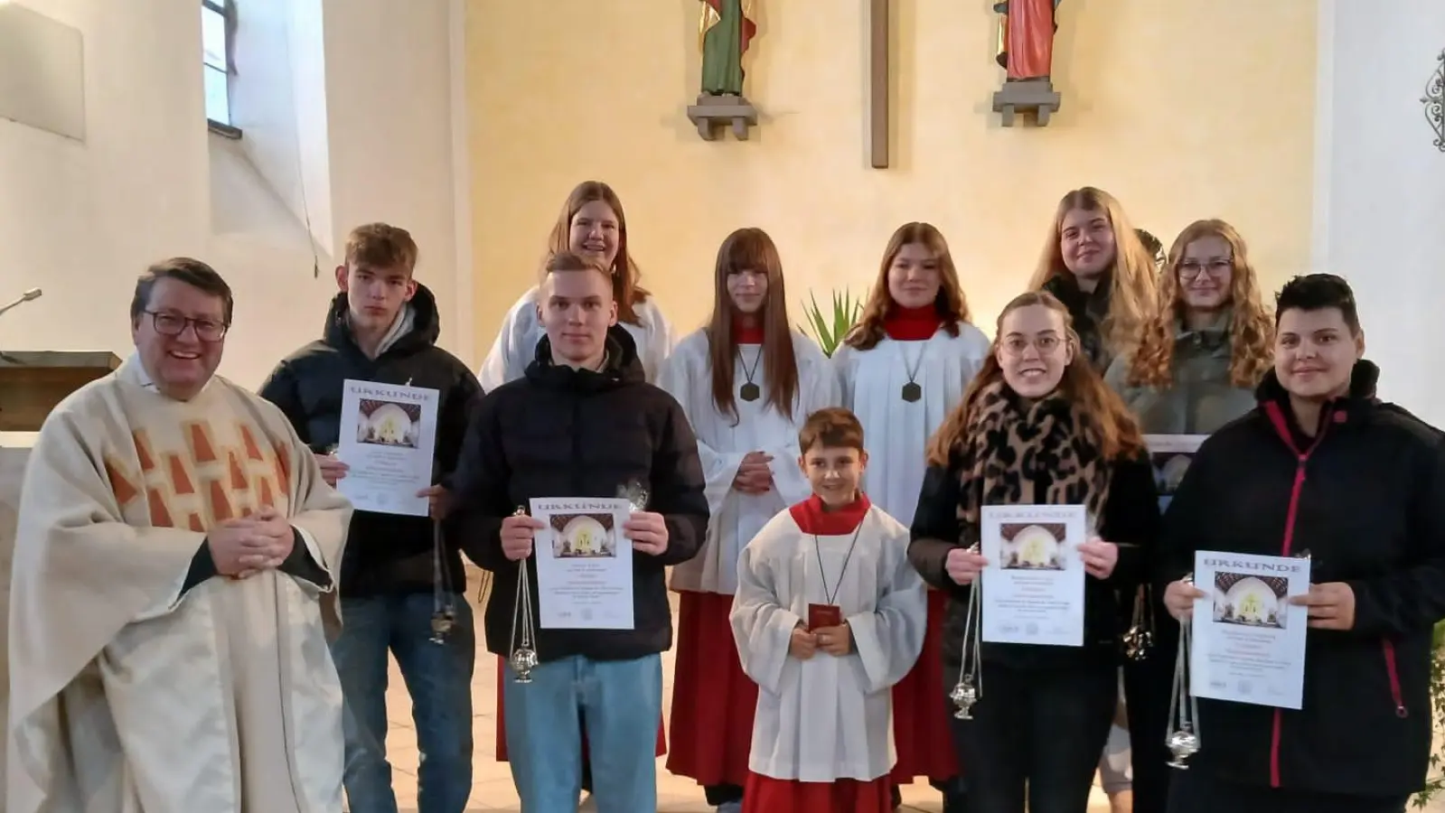 In der Filialgemeinde Tröbes wurde Anton Bauer (mitte) als neuer Ministrant aufgenommen. Gleichzeitig danke Pfarrer Udo Klösel (links) den ausscheidenden Ministrantinnen und Ministranten für ihren Dienst am Altar. (Bild: Bernhard Rom)