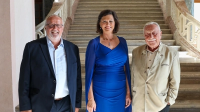 Landtagspräsidentin Ilse Aigner hat den Modiin-Verein Ammerthal eingeladen. Links Bürgermeister Anton Peter, Mitte Landtagspräsidentin Ilse Aigner, rechts Gerhard Doerfler.  (Bild: Foto: Stefan Obermeier/Bildarchiv Bayerischer Landtag)