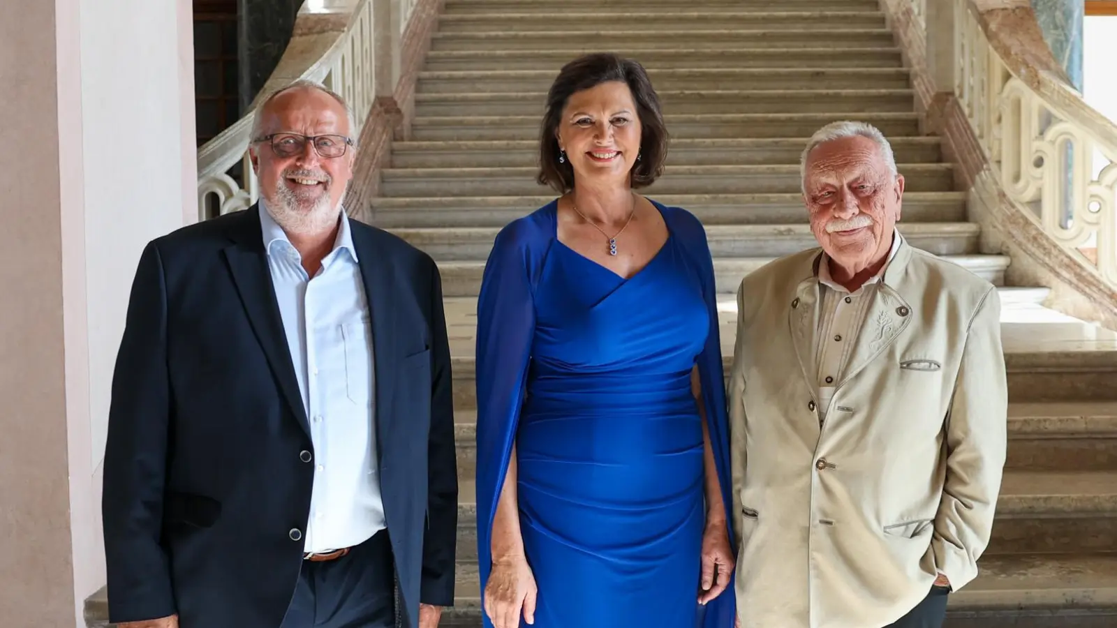 Landtagspräsidentin Ilse Aigner hat den Modiin-Verein Ammerthal eingeladen. Links Bürgermeister Anton Peter, Mitte Landtagspräsidentin Ilse Aigner, rechts Gerhard Doerfler.  (Bild: Foto: Stefan Obermeier/Bildarchiv Bayerischer Landtag)