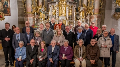 Ehejubilare mit Pfarrer Thomas Kraus, Gemeindereferent Jochen Gößl und Pfarrgemeinderatssprecherin Martina Memmel (Bild: Maximilian Melzner)