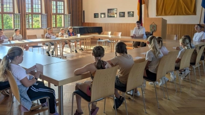 Die Kinder der 4. Klasse zusammen mit Bürgermeister Uli Münchmeier im großen Rathaussaal. (Bild: Sabine Wildenauer)