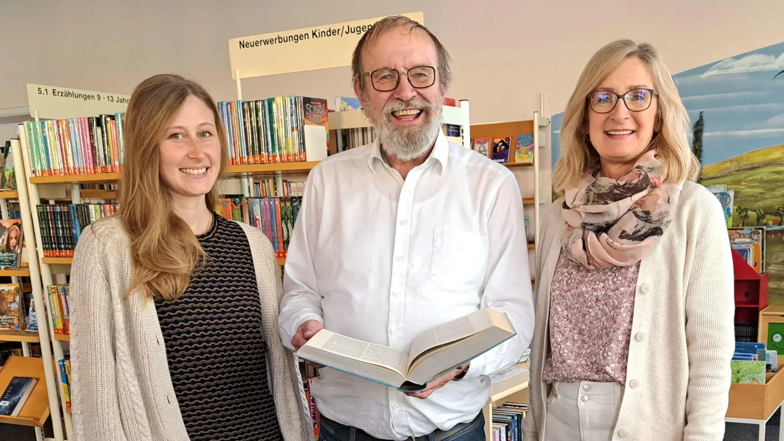 Prof. Rowley (Mitte) mit Herta Zölch (rechts) und Tatjana Ziegler (links) bei seiner Recherche in der Stadtbücherei. (Bild: Rotraud Rowley)
