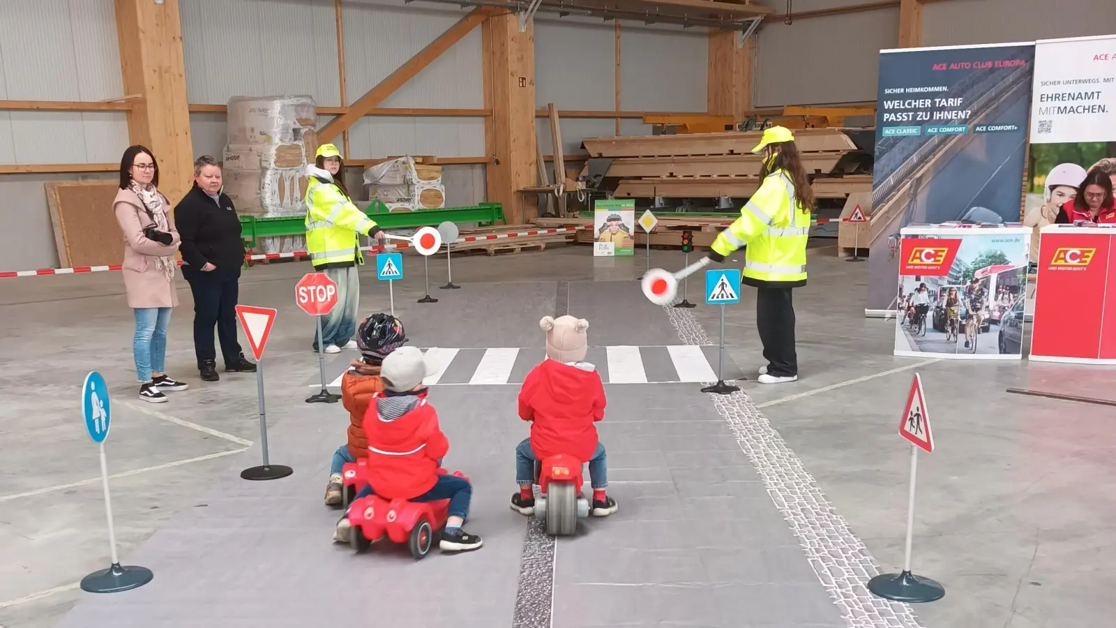 Schülerlotsen regeln den Verkehr! (Bild: Reinhold Ziermeier)