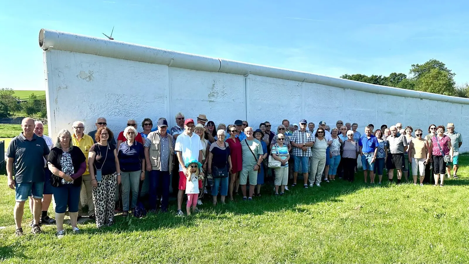 Die Gruppe des OGV Pfreimd an der Grenzmauer in Mödlareuth. (Bild: Wolfgang Friedl )